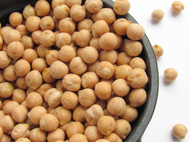 Raw chickpeas in a black bowl
