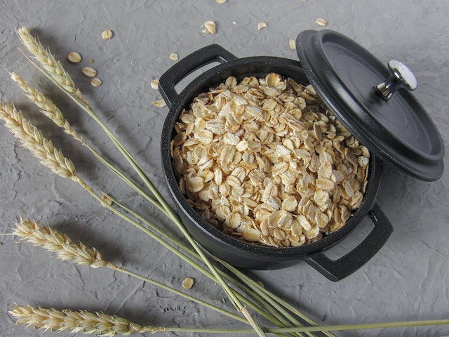Raw oats inside a black pot