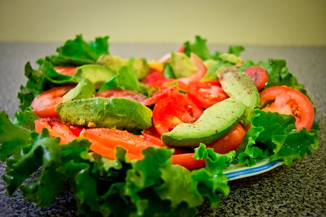 Slices of avocado and tomato in a plate