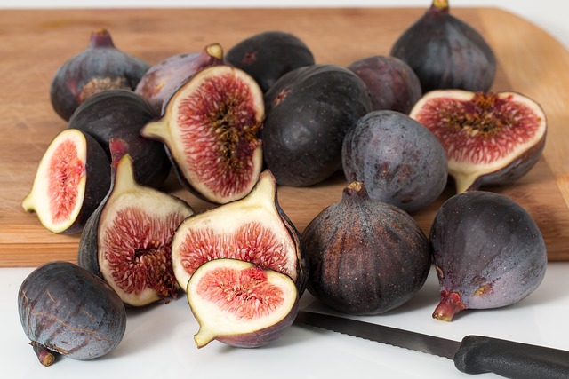 Fresh figs on a wooden board